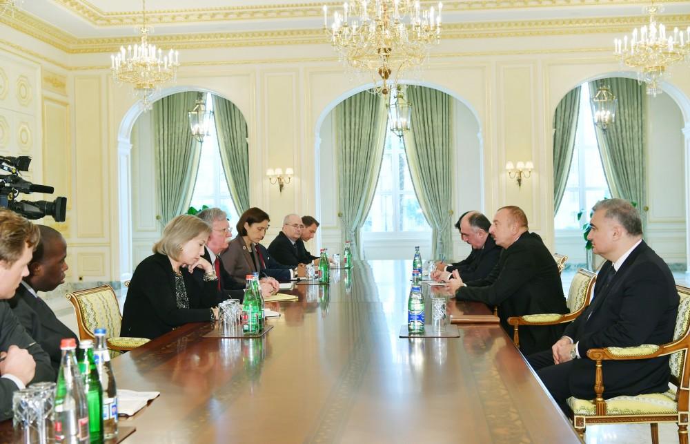 Prezident İlham Əliyev: Azərbaycan ümid edir ki, Minsk qrupunun həmsədr ölkələrinin fəaliyyəti praktiki nəticələr verəcək (FOTO) (YENİLƏNİB)