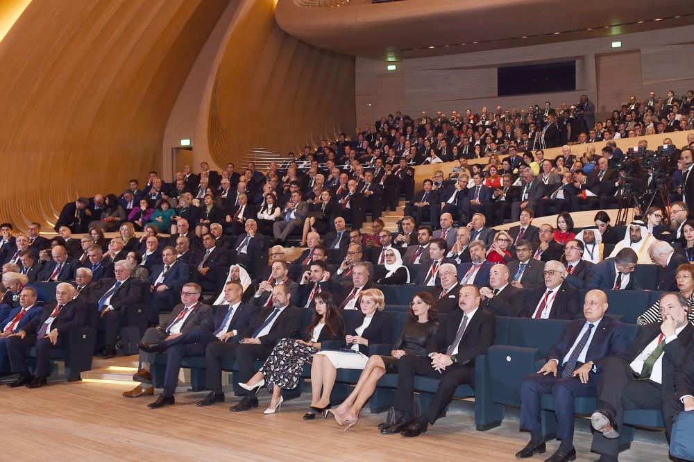 Prezident İlham Əliyev və birinci xanım Mehriban Əliyeva VI Bakı Beynəlxalq Humanitar Forumunun rəsmi açılış mərasimində iştirak ediblər (YENİLƏNİB-3) (FOTO)