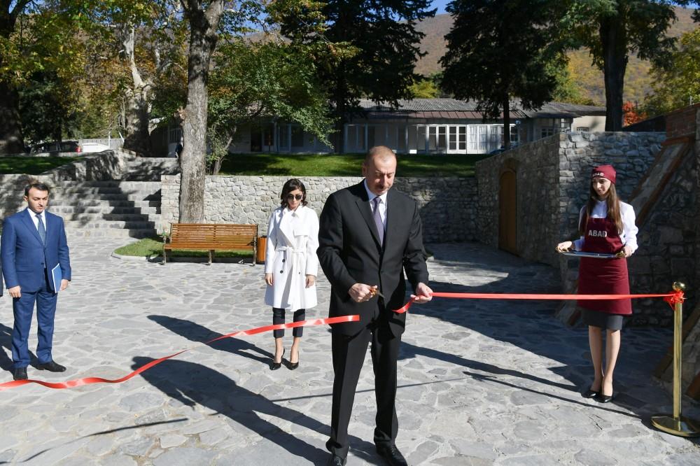 Prezident İlham Əliyev və xanımı Mehriban Əliyeva Şəkidə “ABAD” Keramika və Tətbiqi Sənət Mərkəzinin açılışında iştirak ediblər (FOTO)