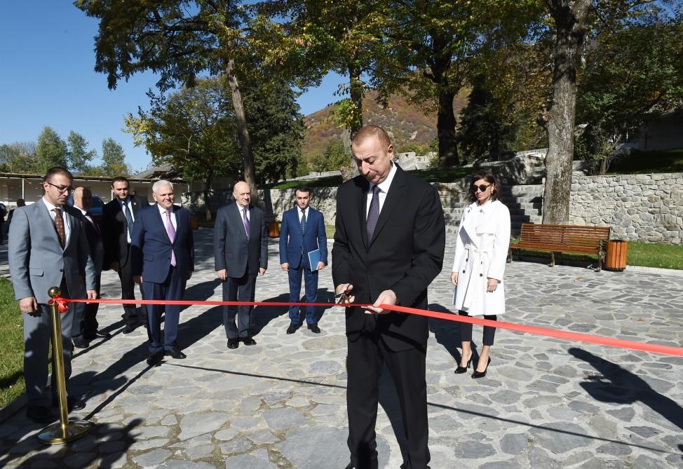 Prezident İlham Əliyev və xanımı Mehriban Əliyeva Şəkidə “ABAD” Keramika və Tətbiqi Sənət Mərkəzinin açılışında iştirak ediblər (FOTO)