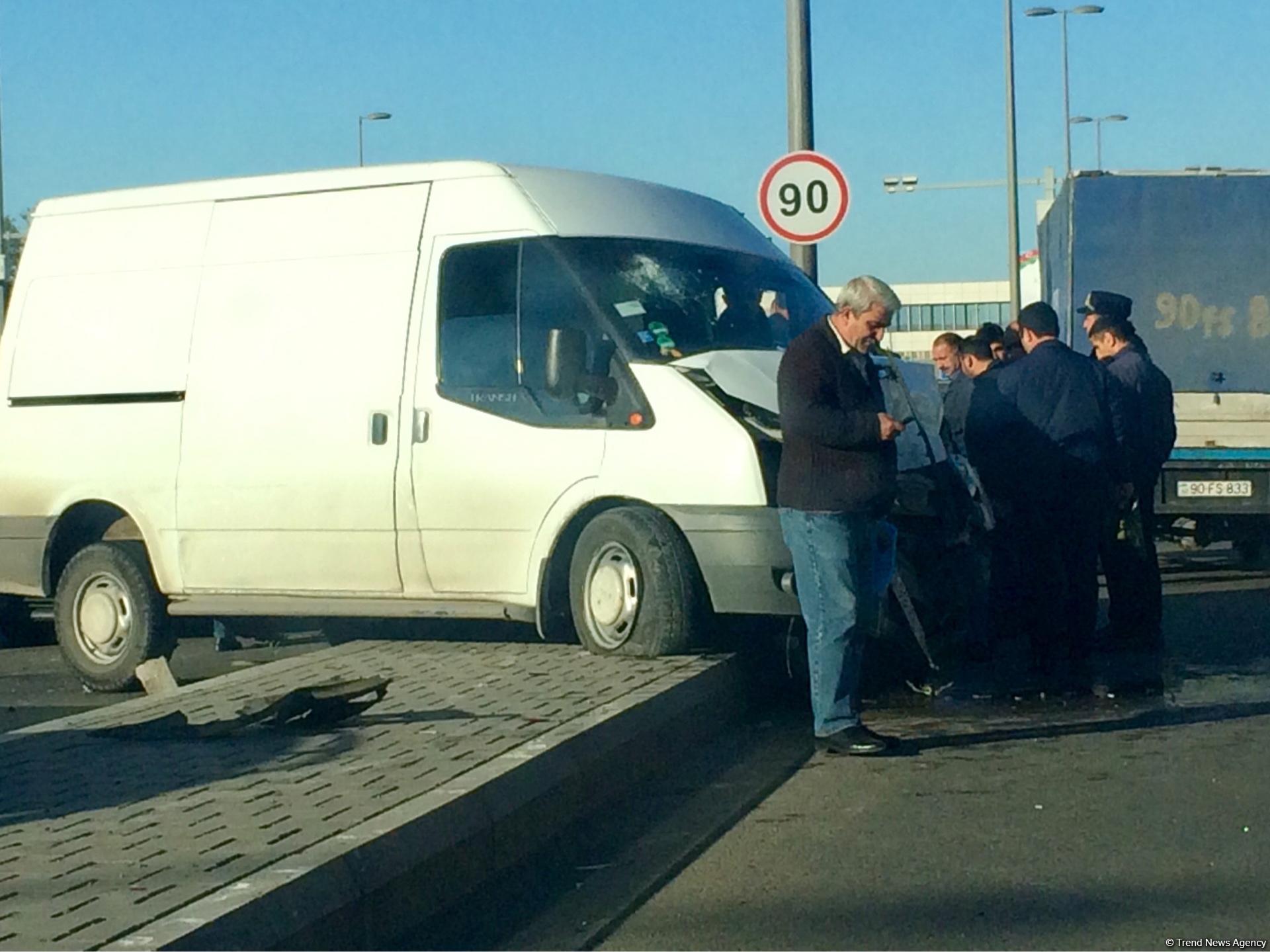 Bakıda "Ford" "Mercedes"ə çırpıldı, xəsarət alan var (FOTO)