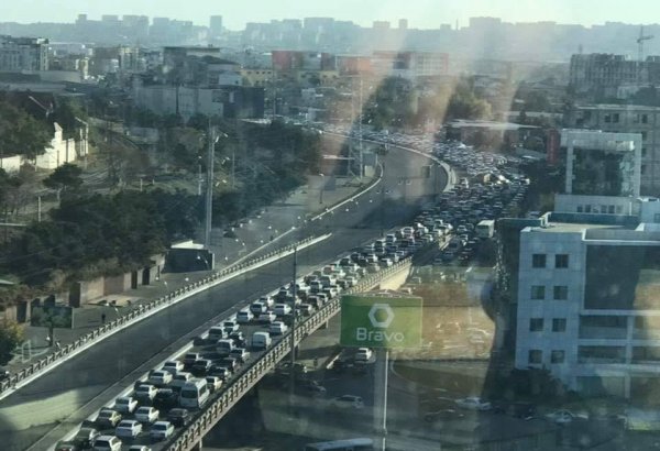 Bakıda bu prospekt səhər saatlarından tıxanıb (FOTO)