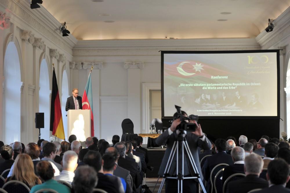 Heydər Əliyev Fondunun təşkilatçılığı ilə Berlində Azərbaycan Xalq Cümhuriyyətinin 100-cü ildönümünə həsr edilmiş elmi konfrans keçirilib (FOTO)