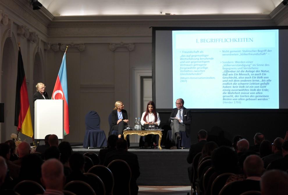 Heydər Əliyev Fondunun təşkilatçılığı ilə Berlində Azərbaycan Xalq Cümhuriyyətinin 100-cü ildönümünə həsr edilmiş elmi konfrans keçirilib (FOTO)