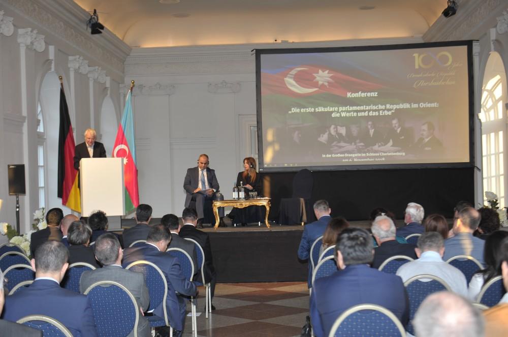 Heydər Əliyev Fondunun təşkilatçılığı ilə Berlində Azərbaycan Xalq Cümhuriyyətinin 100-cü ildönümünə həsr edilmiş elmi konfrans keçirilib (FOTO)