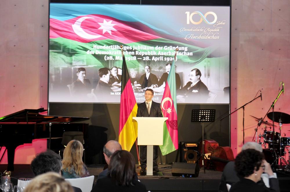 Heydər Əliyev Fondunun təşkilatçılığı ilə Berlində Azərbaycan Xalq Cümhuriyyətinin 100 illiyinə həsr olunan tədbir keçirilib (FOTO)