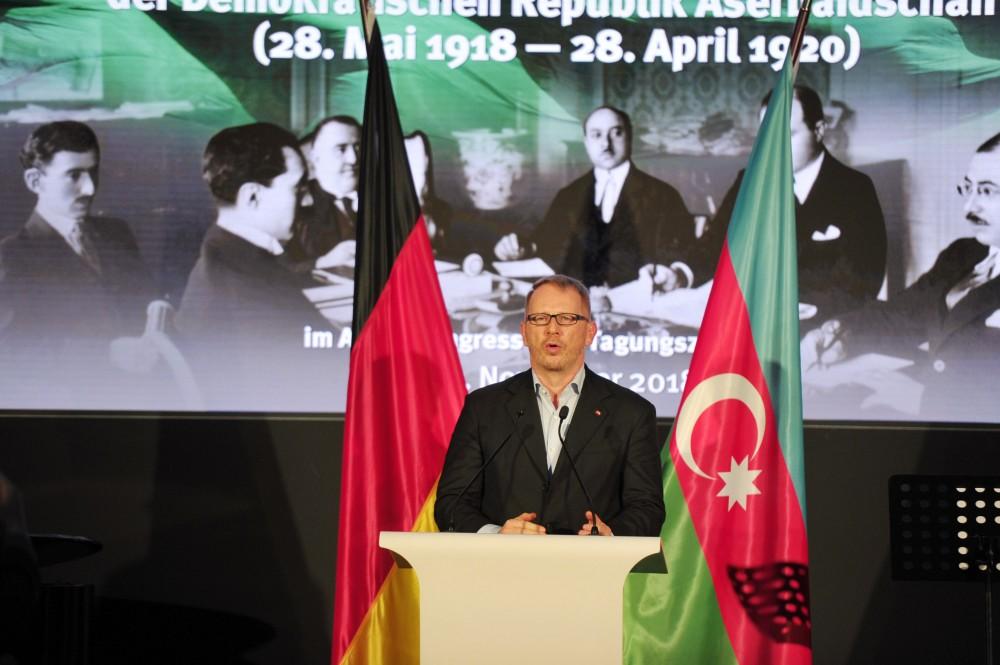 Heydər Əliyev Fondunun təşkilatçılığı ilə Berlində Azərbaycan Xalq Cümhuriyyətinin 100 illiyinə həsr olunan tədbir keçirilib (FOTO)