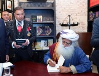 Heydər Əliyev Fondunun vitse-prezidenti Leyla Əliyeva dünya şöhrətli yoqin Sadhquru ilə görüşdə və kitab təqdimatında iştirak edib (FOTO)