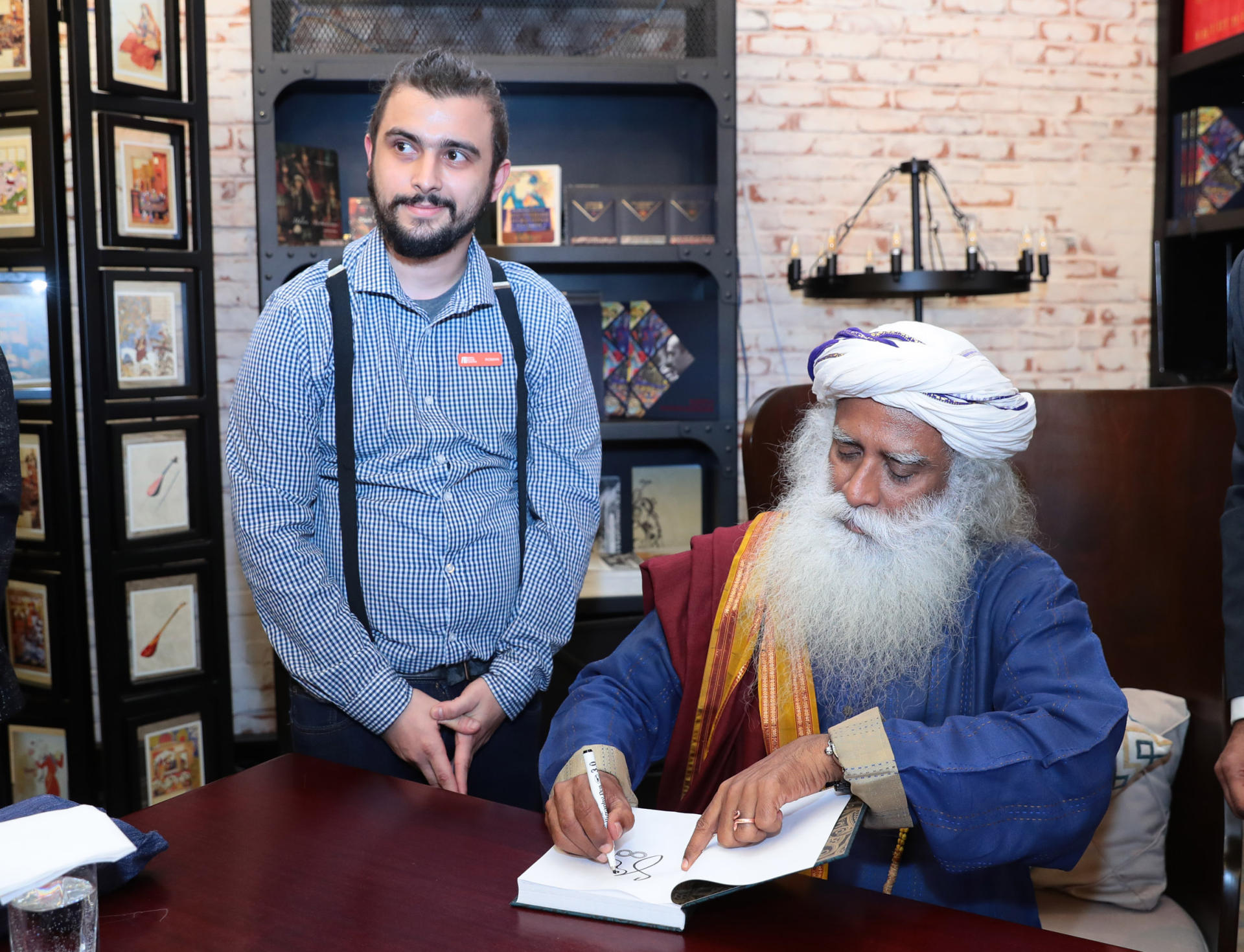 Heydər Əliyev Fondunun vitse-prezidenti Leyla Əliyeva dünya şöhrətli yoqin Sadhquru ilə görüşdə və kitab təqdimatında iştirak edib (FOTO)