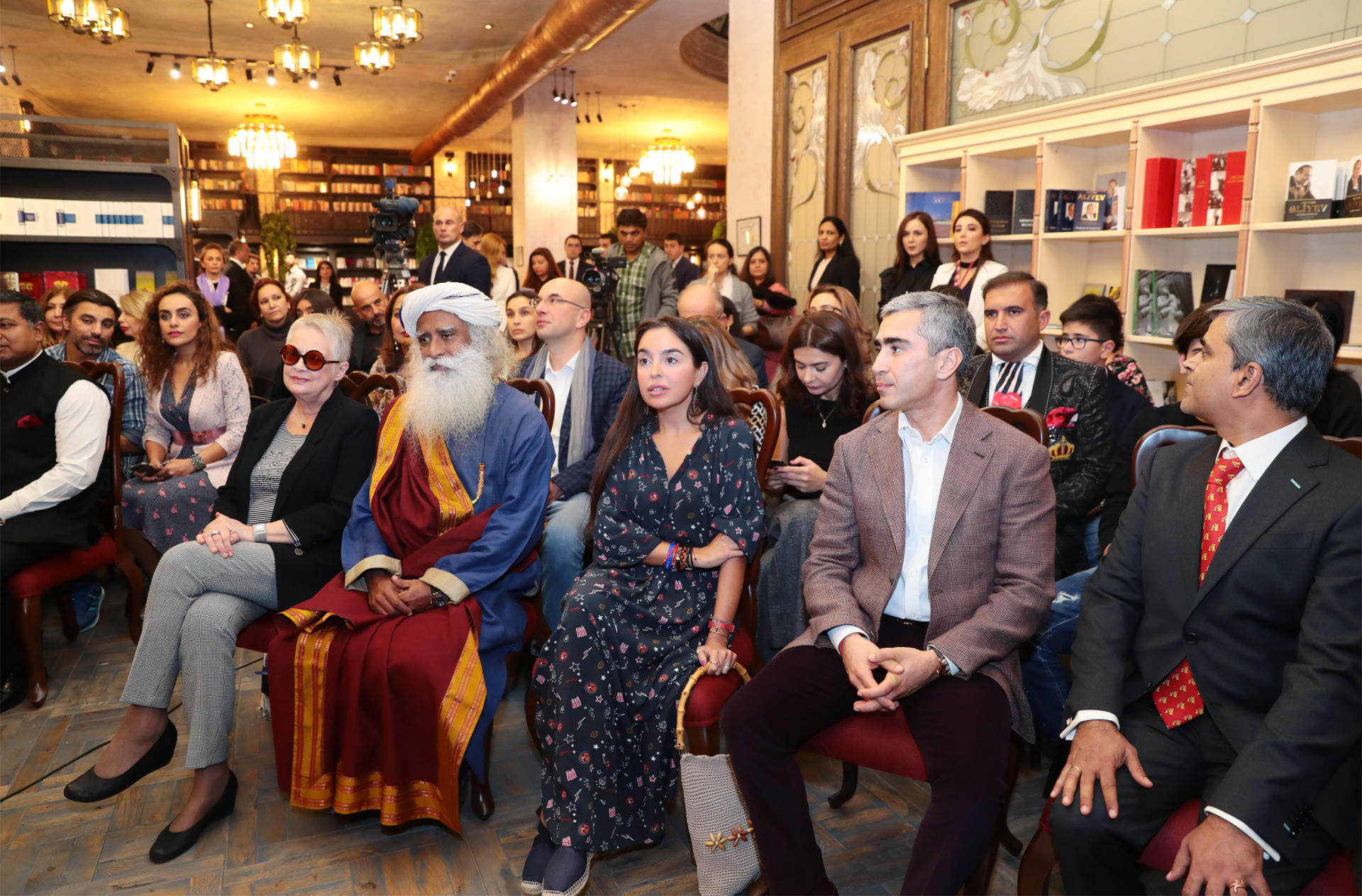 Heydər Əliyev Fondunun vitse-prezidenti Leyla Əliyeva dünya şöhrətli yoqin Sadhquru ilə görüşdə və kitab təqdimatında iştirak edib (FOTO)