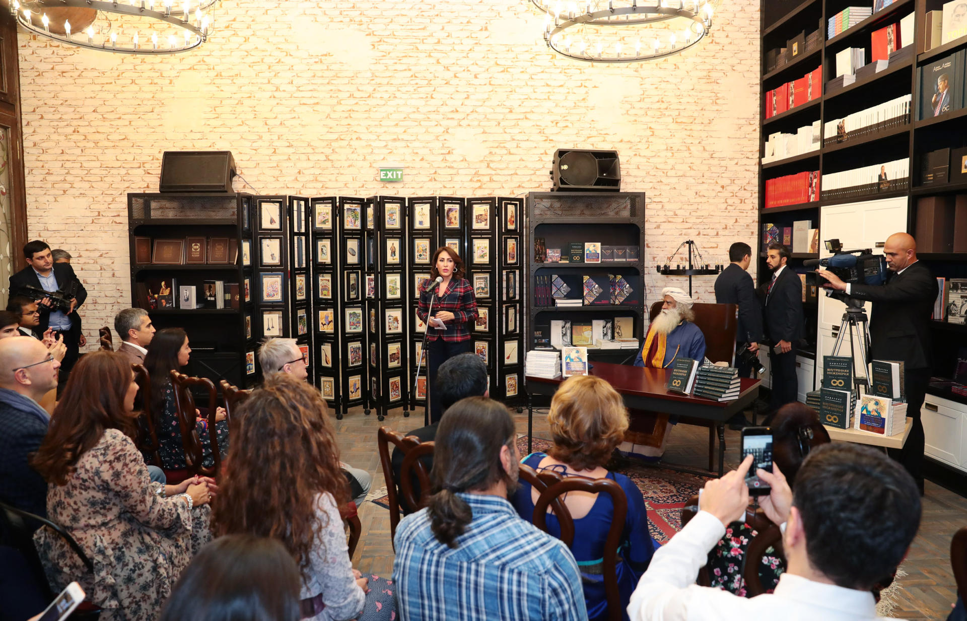 Heydər Əliyev Fondunun vitse-prezidenti Leyla Əliyeva dünya şöhrətli yoqin Sadhquru ilə görüşdə və kitab təqdimatında iştirak edib (FOTO)