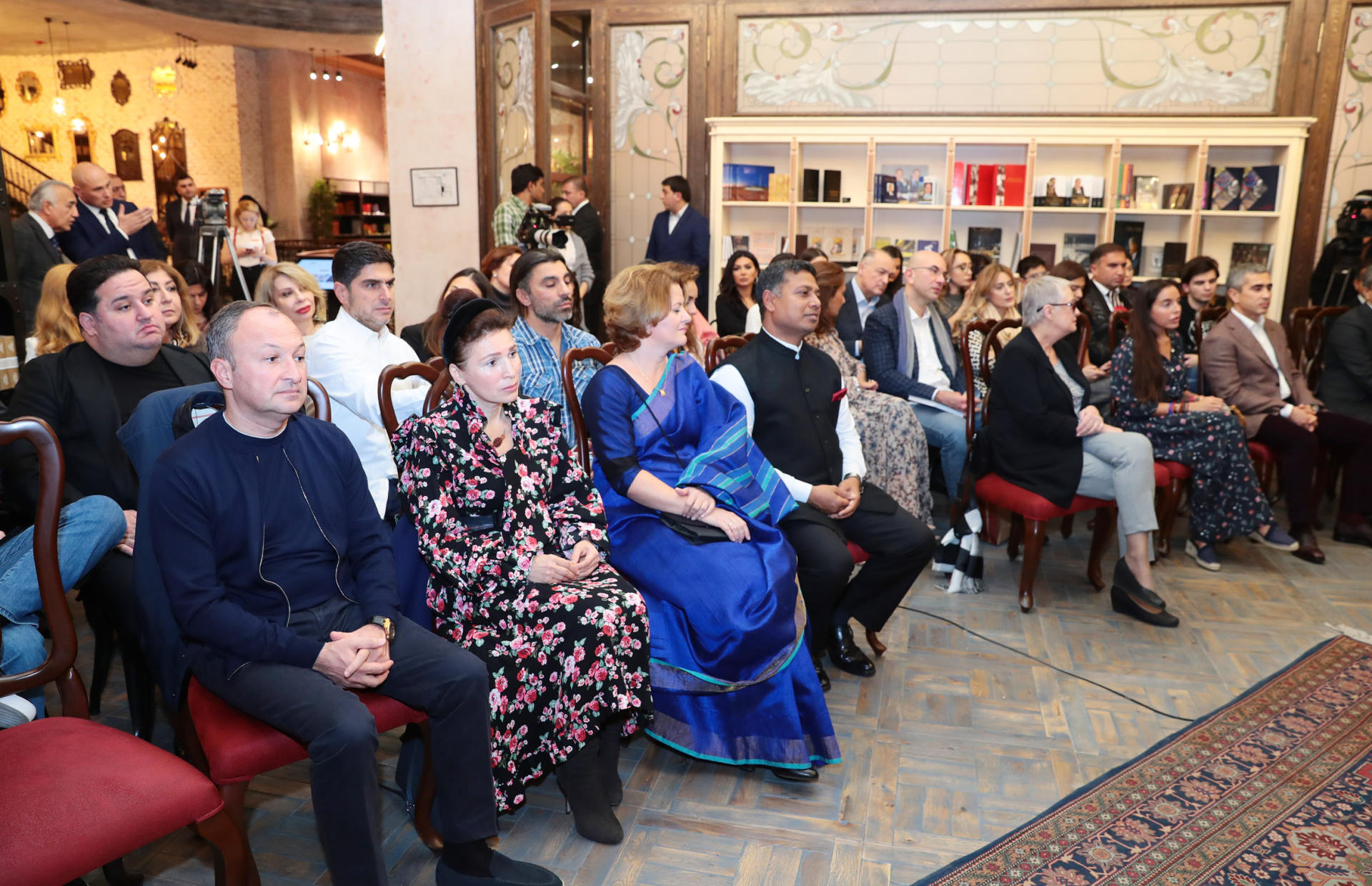 Heydər Əliyev Fondunun vitse-prezidenti Leyla Əliyeva dünya şöhrətli yoqin Sadhquru ilə görüşdə və kitab təqdimatında iştirak edib (FOTO)