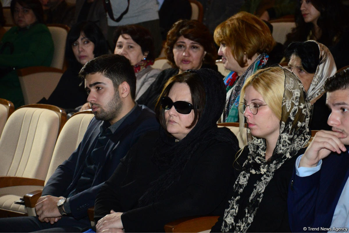 Xalq artisti Amaliya Pənahova dəfn olunub (YENİLƏNİB) (FOTO)