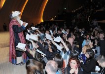 Heydər Əliyev Fondunun vitse-prezidenti Leyla Əliyeva dünya şöhrətli hindistanlı yoqin Sadhqurunun mühazirəsində iştirak edib (FOTO)