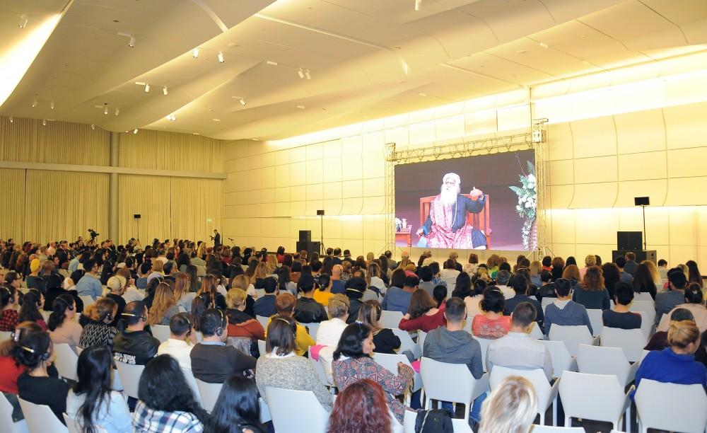Heydər Əliyev Fondunun vitse-prezidenti Leyla Əliyeva dünya şöhrətli hindistanlı yoqin Sadhqurunun mühazirəsində iştirak edib (FOTO)