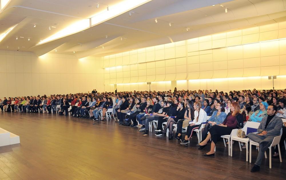 Heydər Əliyev Fondunun vitse-prezidenti Leyla Əliyeva dünya şöhrətli hindistanlı yoqin Sadhqurunun mühazirəsində iştirak edib (FOTO)