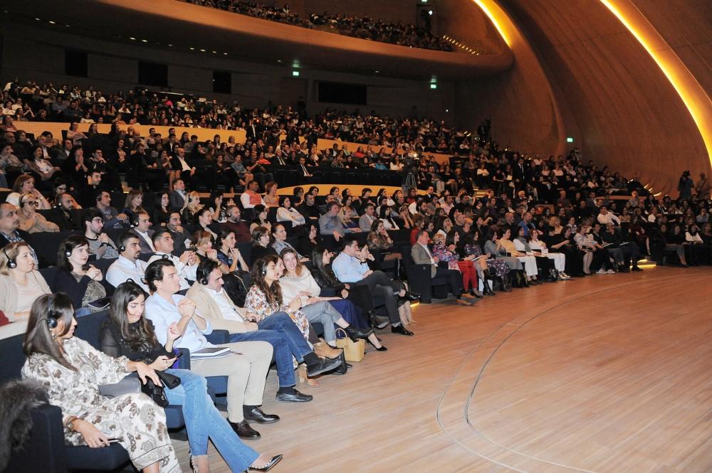 Heydər Əliyev Fondunun vitse-prezidenti Leyla Əliyeva dünya şöhrətli hindistanlı yoqin Sadhqurunun mühazirəsində iştirak edib (FOTO)