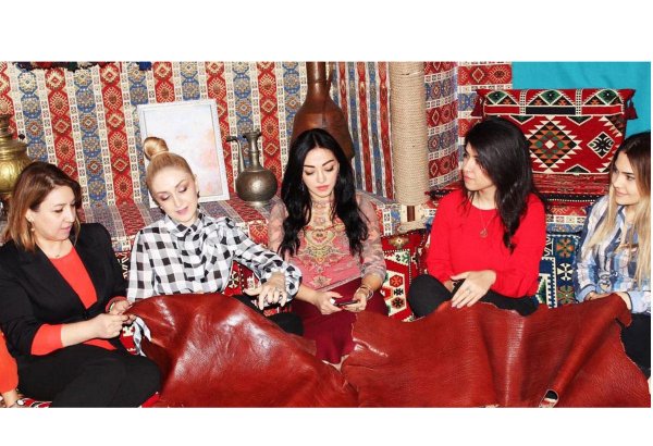 Azərbaycanlı dizayner məktəbli geyimi üçün milli ornamentlər təklif edir (FOTO)