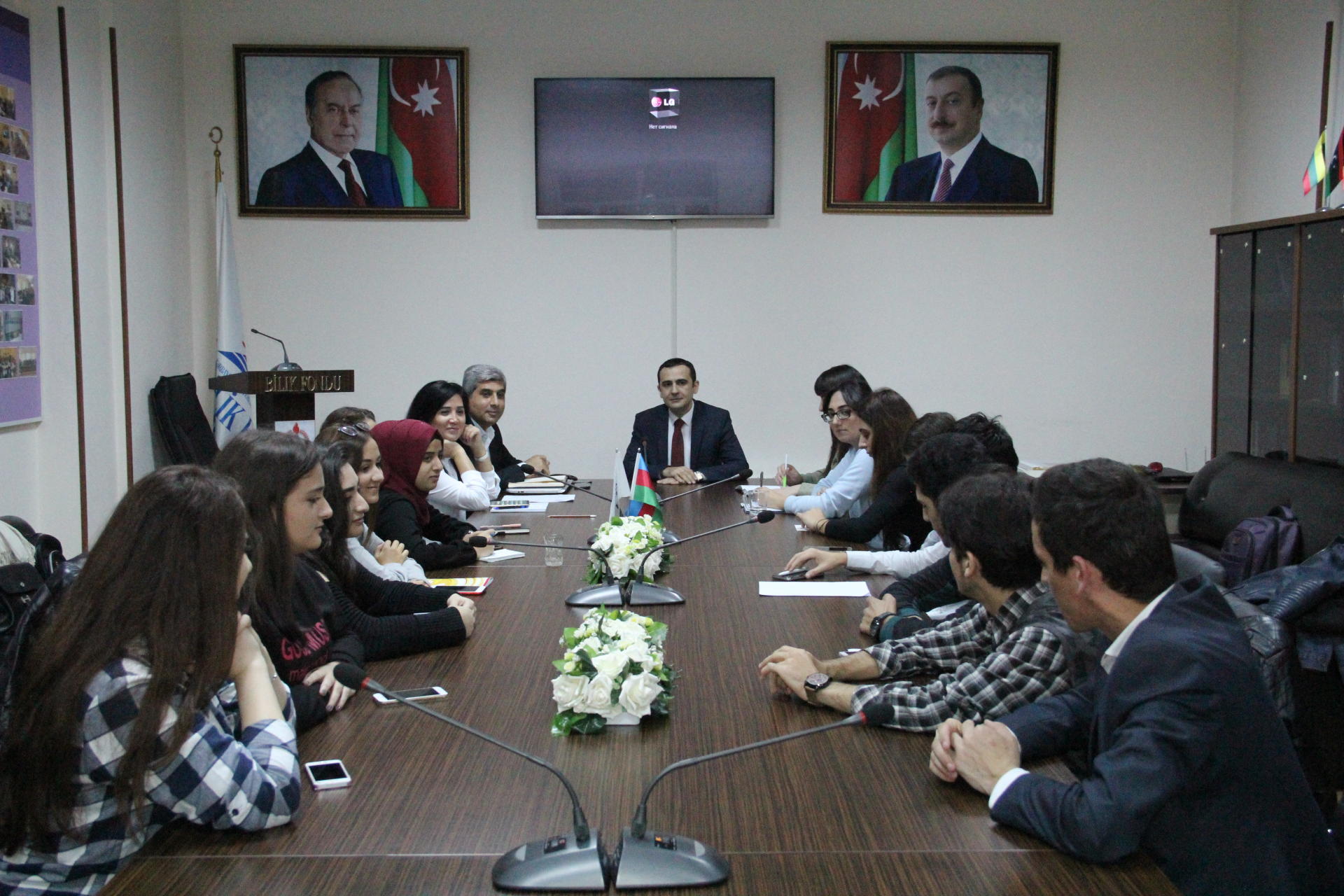 Tələbə-jurnalistlərlə görüş olub (FOTO)