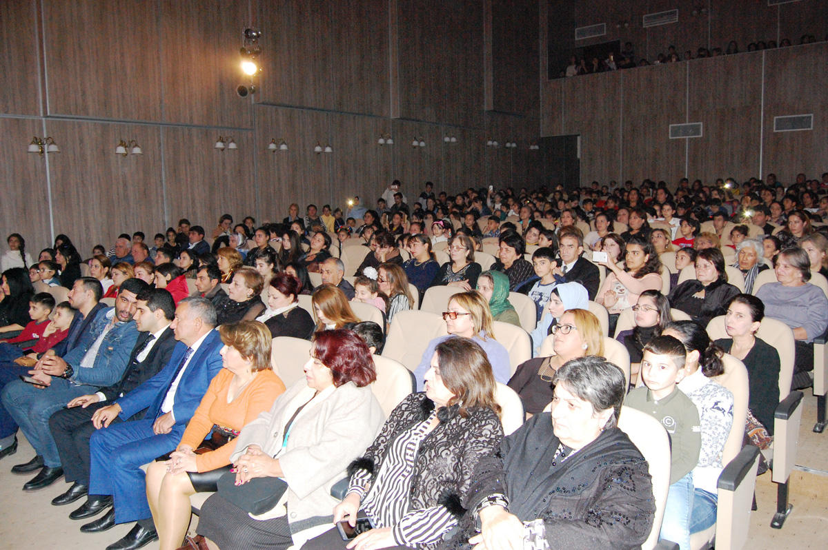 Dövlət Bayrağı Gününə həsr olunmuş bayram konserti keçirilib (FOTO)