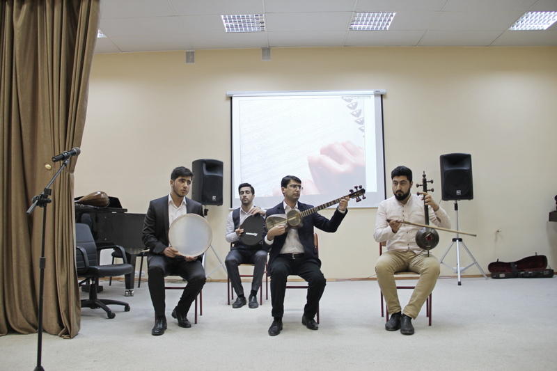 Bilik Fondu Brayl üsulu ilə hekayələr kitabı nəşr etdirdi (FOTO)