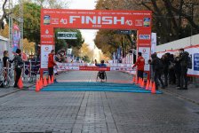 Azərbaycanlı marafonçu Asiyadan Avropaya qaçaraq rekorda imza atıb (FOTO)