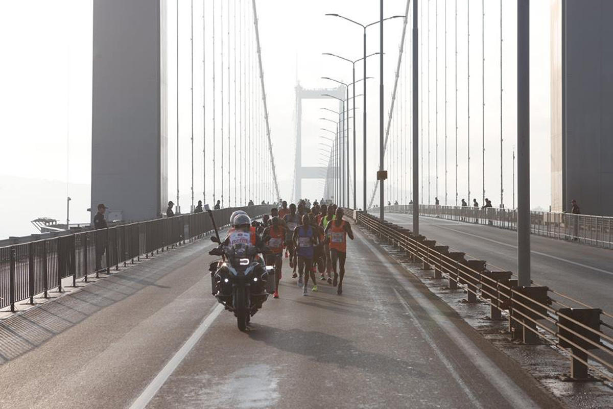 Azərbaycanlı marafonçu Asiyadan Avropaya qaçaraq rekorda imza atıb (FOTO)