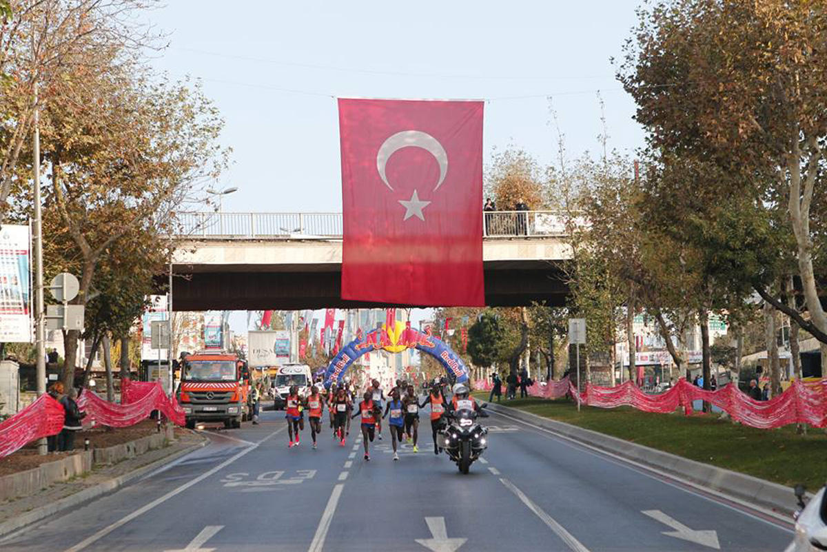 Azərbaycanlı marafonçu Asiyadan Avropaya qaçaraq rekorda imza atıb (FOTO)
