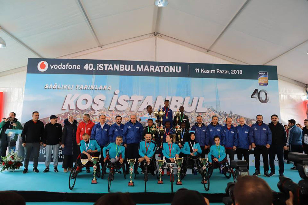 Azərbaycanlı marafonçu Asiyadan Avropaya qaçaraq rekorda imza atıb (FOTO)