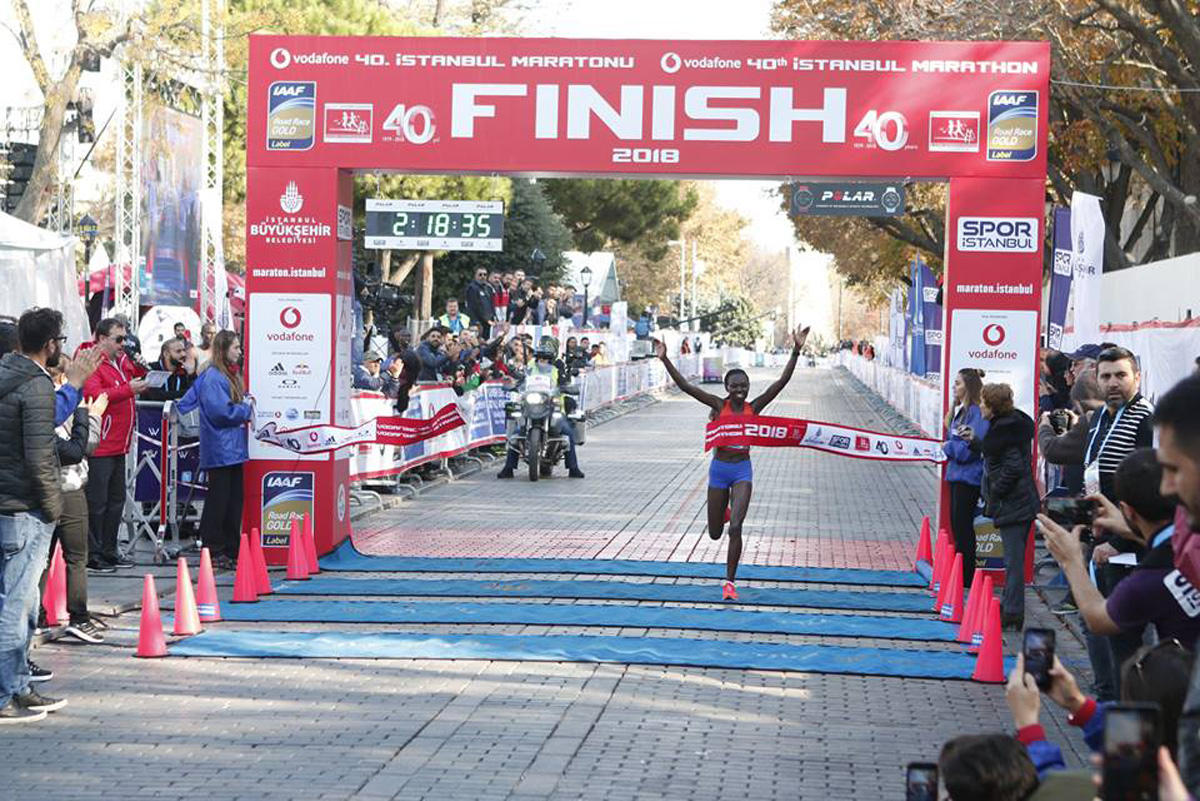 Azərbaycanlı marafonçu Asiyadan Avropaya qaçaraq rekorda imza atıb (FOTO)