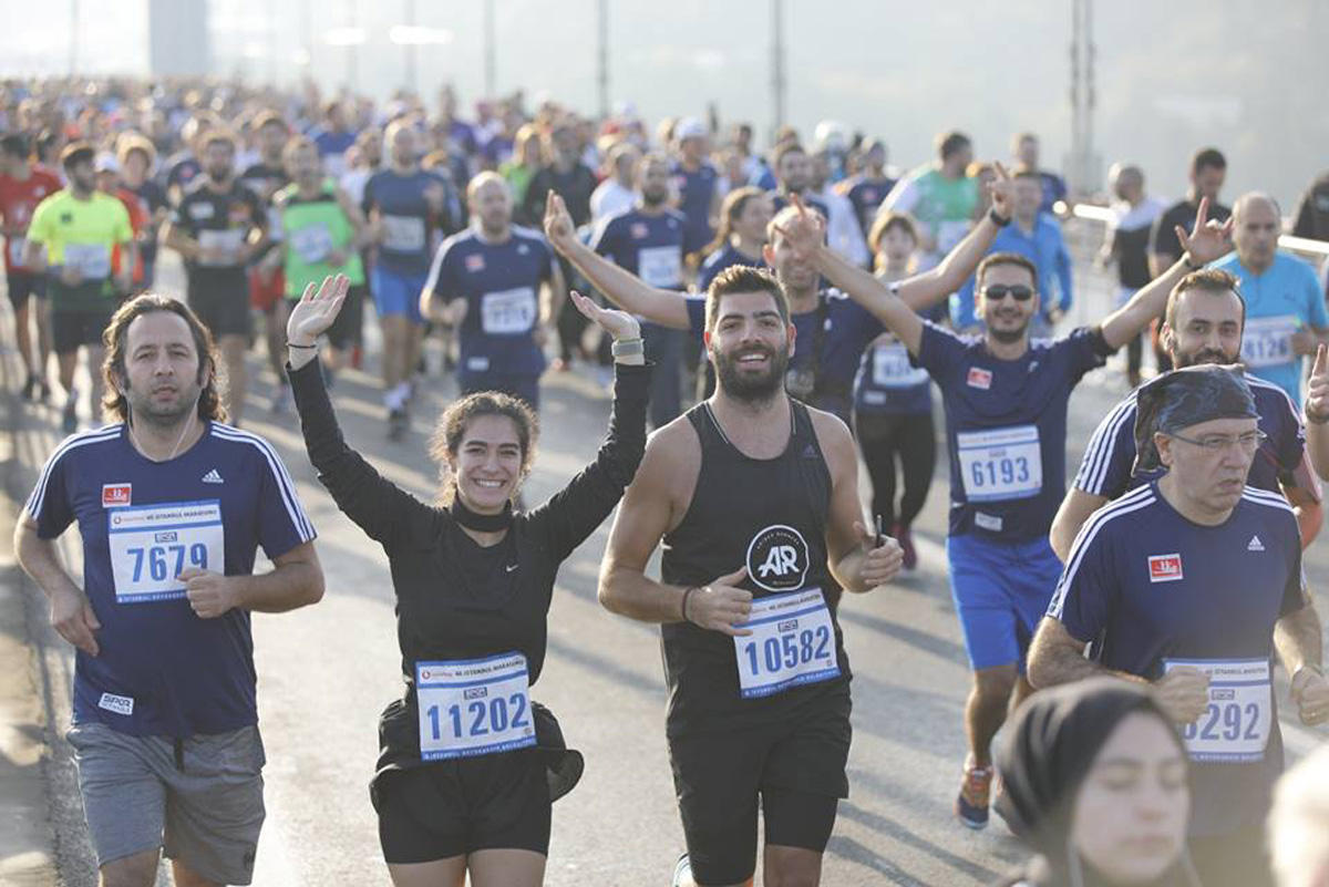 Azərbaycanlı marafonçu Asiyadan Avropaya qaçaraq rekorda imza atıb (FOTO)