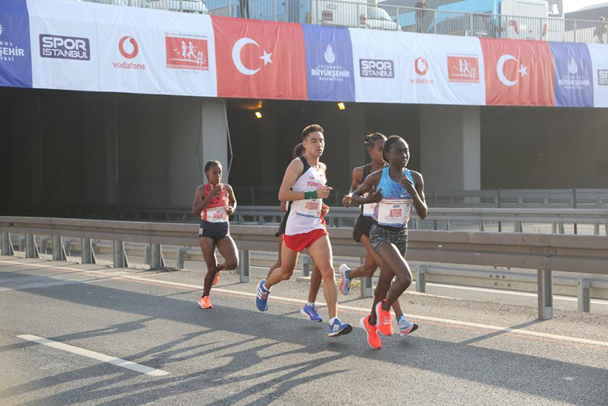 Azərbaycanlı marafonçu Asiyadan Avropaya qaçaraq rekorda imza atıb (FOTO)