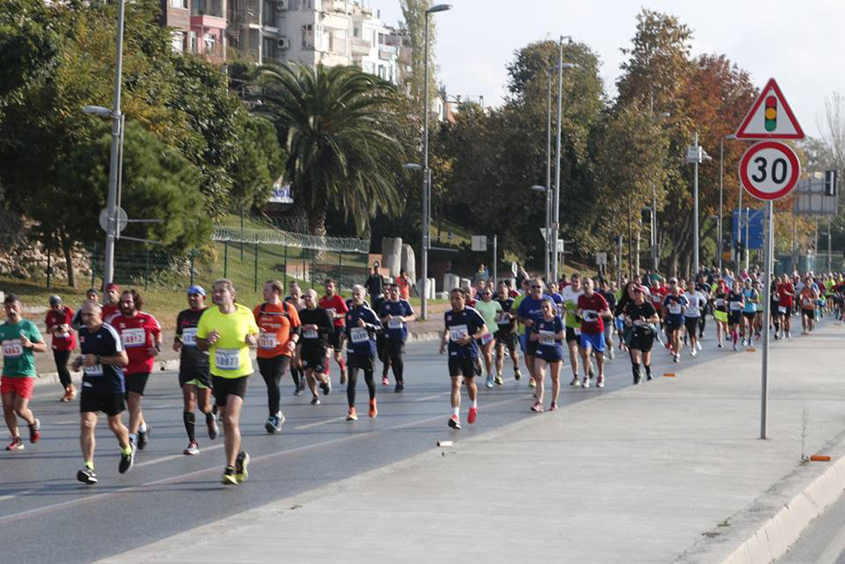 Azərbaycanlı marafonçu Asiyadan Avropaya qaçaraq rekorda imza atıb (FOTO)
