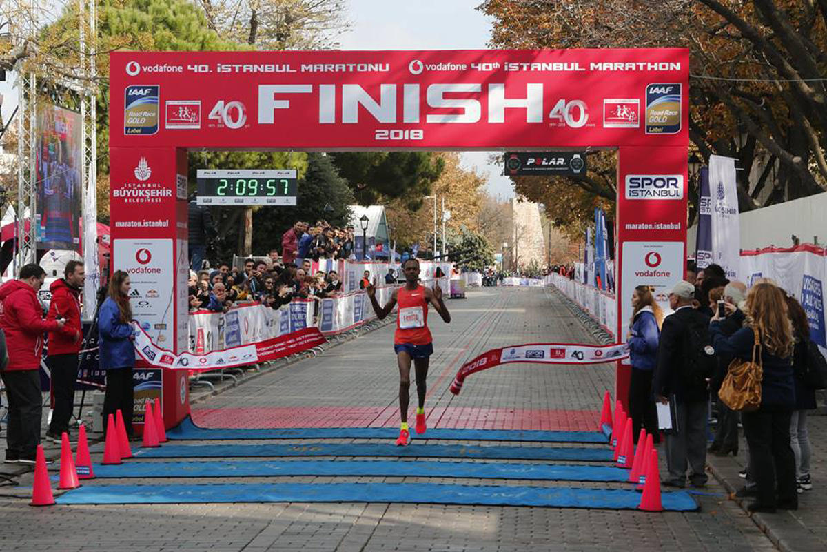 Azərbaycanlı marafonçu Asiyadan Avropaya qaçaraq rekorda imza atıb (FOTO)