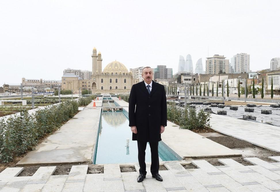 Prezident İlham Əliyev Təzəpir məscidinin ətrafında görülən abadlıq-quruculuq işlərinin icra vəziyyəti ilə tanış olub (FOTO) (YENİLƏNİB)