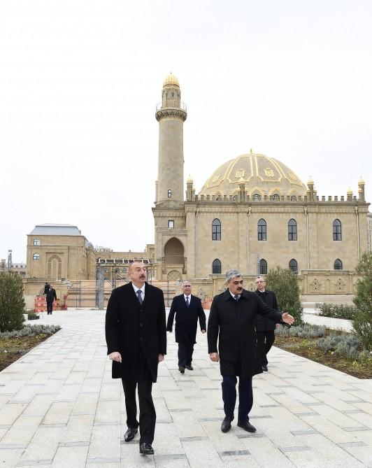 Prezident İlham Əliyev Təzəpir məscidinin ətrafında görülən abadlıq-quruculuq işlərinin icra vəziyyəti ilə tanış olub (FOTO) (YENİLƏNİB)
