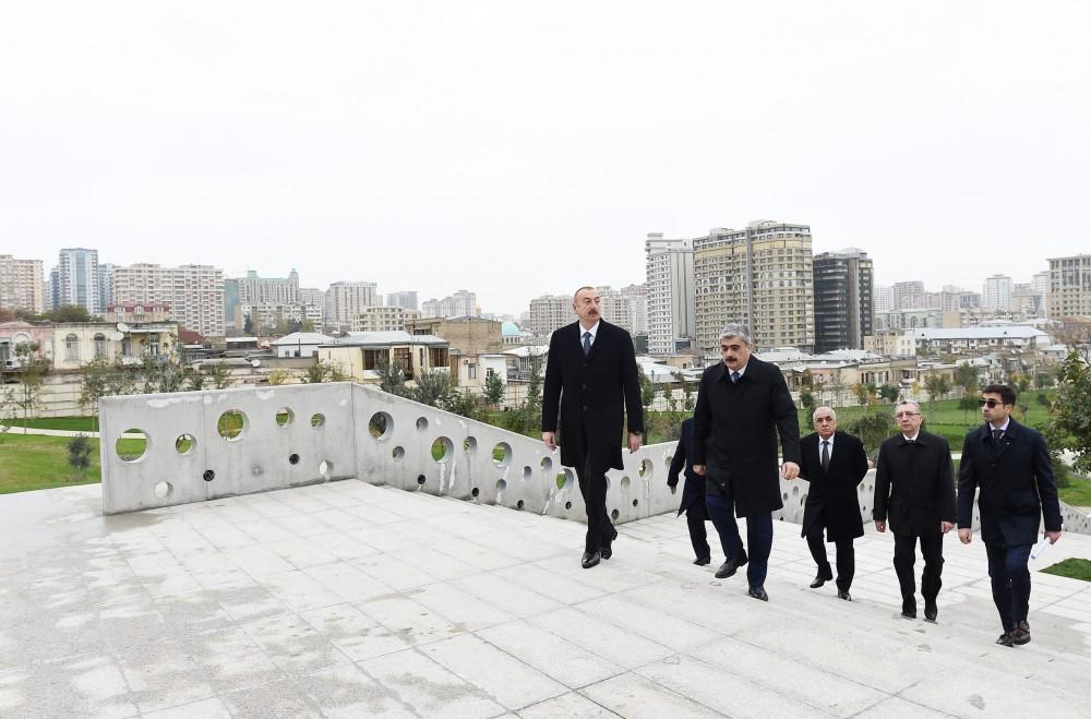 Prezident İlham Əliyev Təzəpir məscidinin ətrafında görülən abadlıq-quruculuq işlərinin icra vəziyyəti ilə tanış olub (FOTO) (YENİLƏNİB)