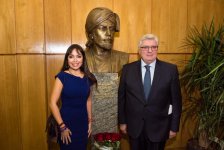 Heydər Əliyev Fondunun vitse-prezidenti Leyla Əliyeva Moskvada Nəsiminin büstünün təntənəli açılış mərasimində iştirak edib (FOTO)