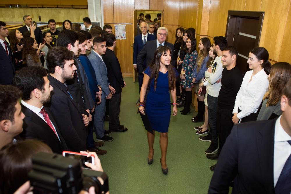Heydər Əliyev Fondunun vitse-prezidenti Leyla Əliyeva Moskvada Nəsiminin büstünün təntənəli açılış mərasimində iştirak edib (FOTO)