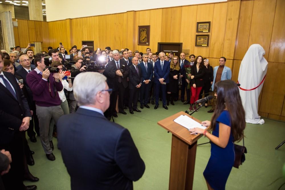 Heydər Əliyev Fondunun vitse-prezidenti Leyla Əliyeva Moskvada Nəsiminin büstünün təntənəli açılış mərasimində iştirak edib (FOTO)