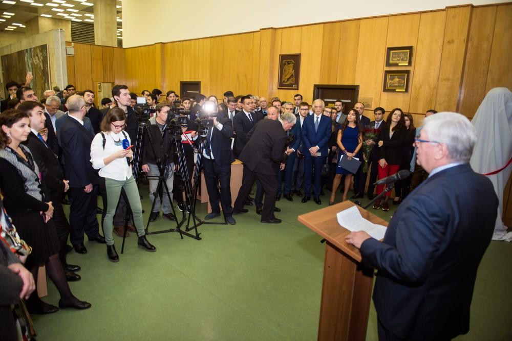 Heydər Əliyev Fondunun vitse-prezidenti Leyla Əliyeva Moskvada Nəsiminin büstünün təntənəli açılış mərasimində iştirak edib (FOTO)