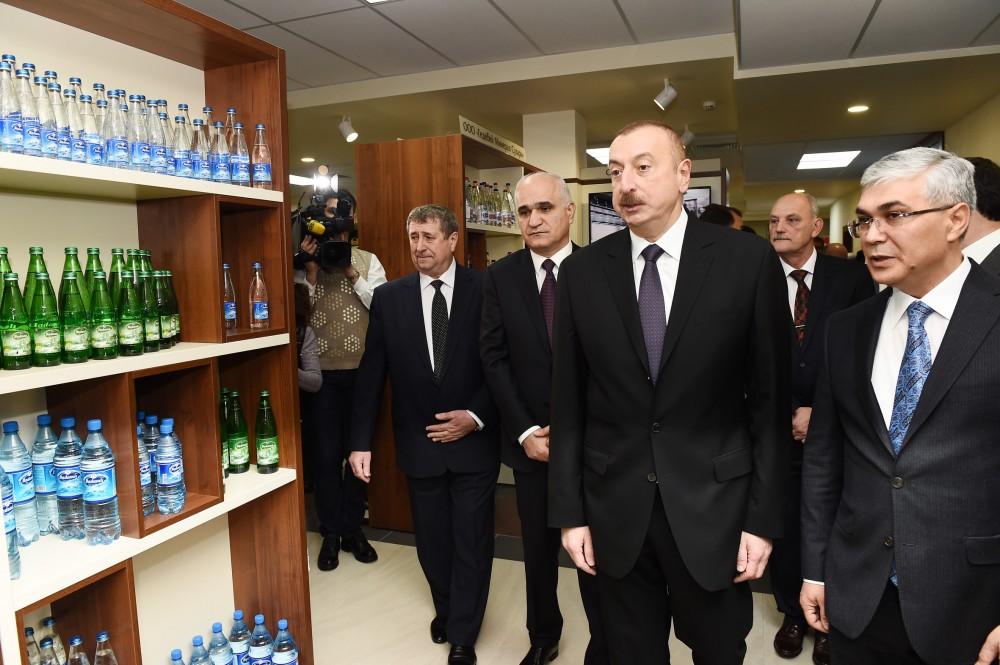 Prezident İlham Əliyev Minskdə Azərbaycan Ticarət Evi ilə tanış olub (FOTO)