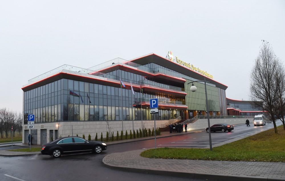 Prezident İlham Əliyev Minskdə Azərbaycan Ticarət Evi ilə tanış olub (FOTO)