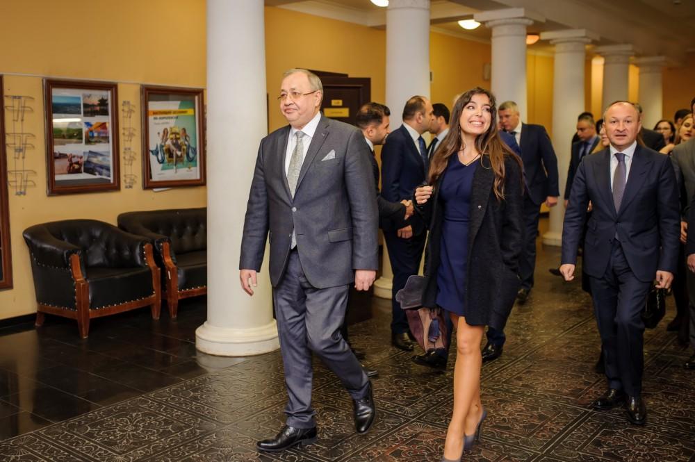 Heydər Əliyev Fondunun vitse-prezidenti Leyla Əliyeva Moskvada “Nəsiminin mənəvi irsi orta əsrlər Şərqinin tarixi-mədəni kontekstində” mövzusunda konfransın açılışında iştirak edib (FOTO)