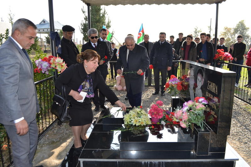 Bilik Fondu “Uşaq hüquqları aylığı” çərçivəsində balaca Zəhranın məzarını ziyarət edib (FOTO)