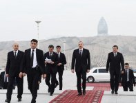 Prezident İlham Əliyev Aşqabadda “Xalq xatirəsi” memorial kompleksini ziyarət edib (FOTO)