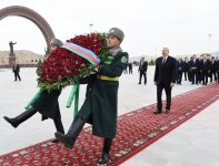Prezident İlham Əliyev Aşqabadda “Xalq xatirəsi” memorial kompleksini ziyarət edib (FOTO)