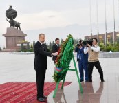 Prezident İlham Əliyev Aşqabadda “Xalq xatirəsi” memorial kompleksini ziyarət edib (FOTO)