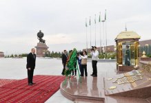 Prezident İlham Əliyev Aşqabadda “Xalq xatirəsi” memorial kompleksini ziyarət edib (FOTO)