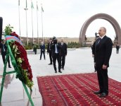 Prezident İlham Əliyev Aşqabadda “Xalq xatirəsi” memorial kompleksini ziyarət edib (FOTO)